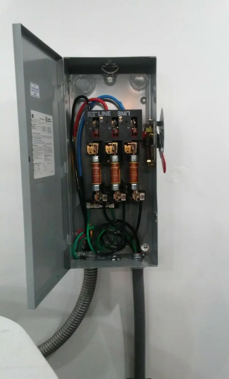Three-phase disconnect switch installed for Smoke Detector Installation in Marianna